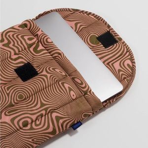 BAGGU Puffy Laptop Sleeve 16" - Trippy Swirl Salmon